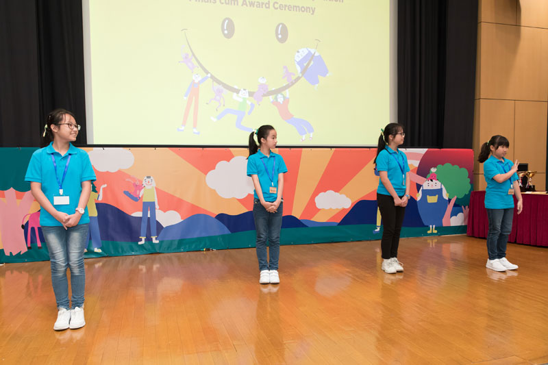 手語組決賽参賽隊伍——九龍灣聖若翰天主教小學手語隊。四位女生並排站著，左邊的三位隊員看著右邊的一位隊員打手語。
